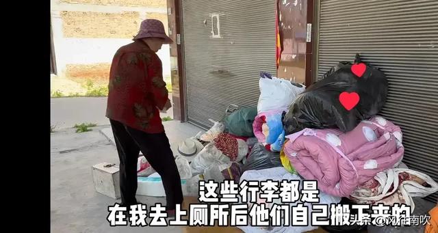 两位80多岁老人被子女嫌弃，搬着行李坐顺风车1200公里回老家