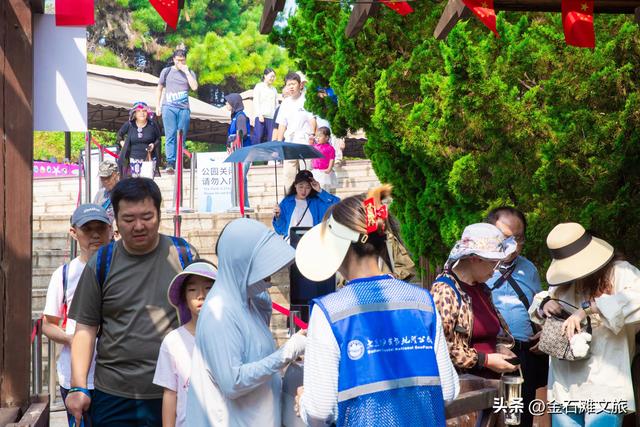长假前两天，金石滩各景点活动多人气旺