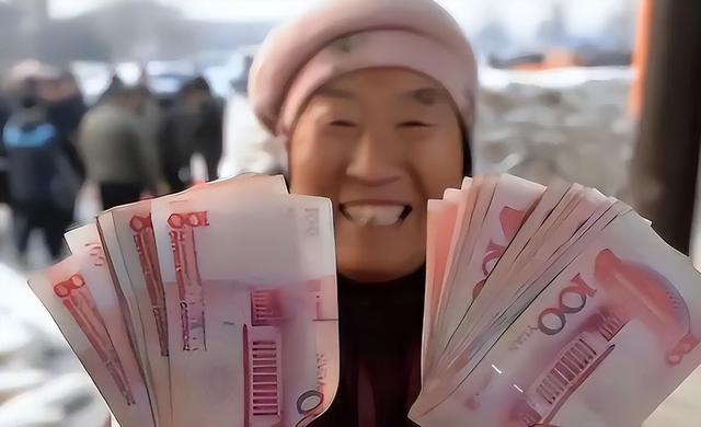 中美俄每月养老金对比：美国一个月1.3万，俄罗斯1692元，中国呢