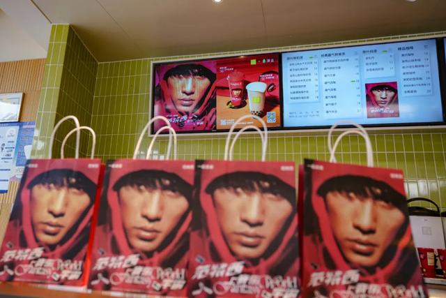 靠收集奶茶袋赚千元的年轻人	，拒绝了“吴彦祖袋”