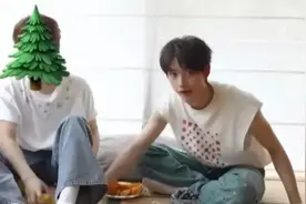 丁程鑫陷骚扰争议！抓张真源裆部被拍，双方粉丝不满互扒对方黑料图片