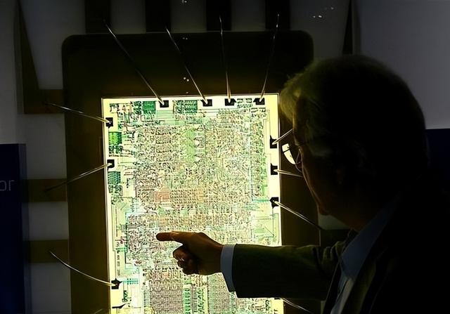 比原子弹还稀有，全世界仅有两个国家掌握，高端光刻机有多难造？