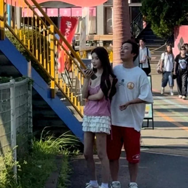 71岁王健林现身新疆，瘦成皮包骨，儿子王思聪本性难改又换新女友
