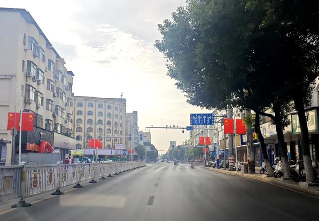 满城中国红！今天的余江，美得超有氛围感！