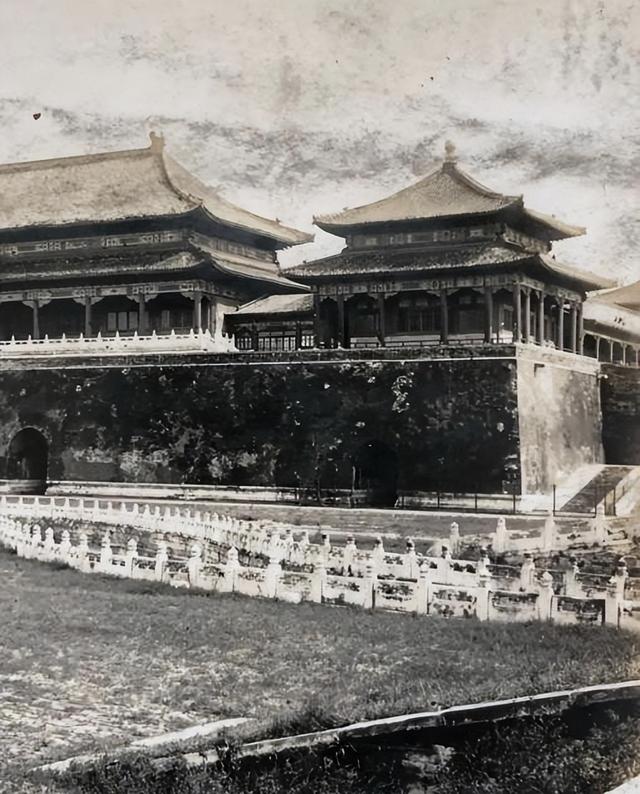 毛泽东3次登上故宫城墙	，却不肯入宫门半步，只说“在这里看看	”