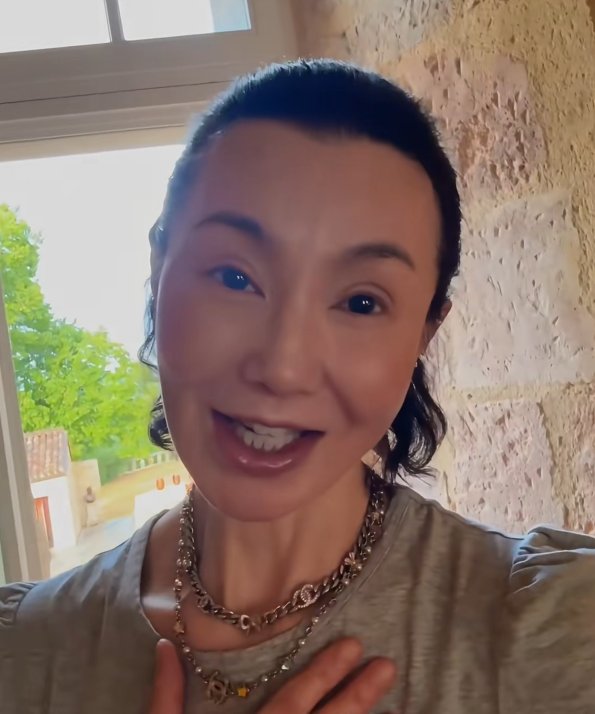 苹果肌肿胀，脸部馒化，60岁张曼玉近照曝光，不老女神滤镜稀碎