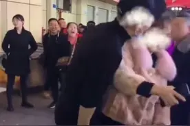 大妈阻拦男子摆路边摊，情急之下摊主用“亲吻”击退大妈……图片
