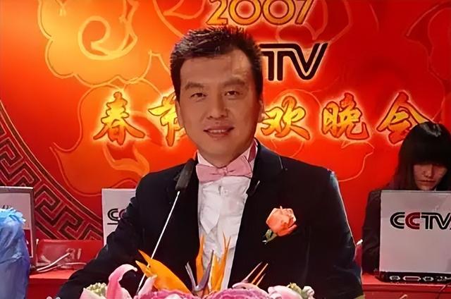 央视主持人张泽群:55岁才当父亲，妻子跑了儿子丢了，今孤身一人