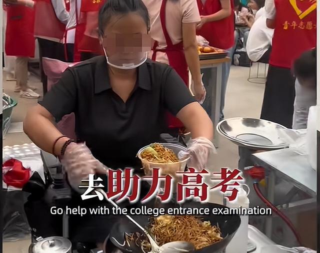 河南母女深夜摆摊卖炒面，一陌生男子转账60000元，没想到提出要求：“5年后，我再来！”