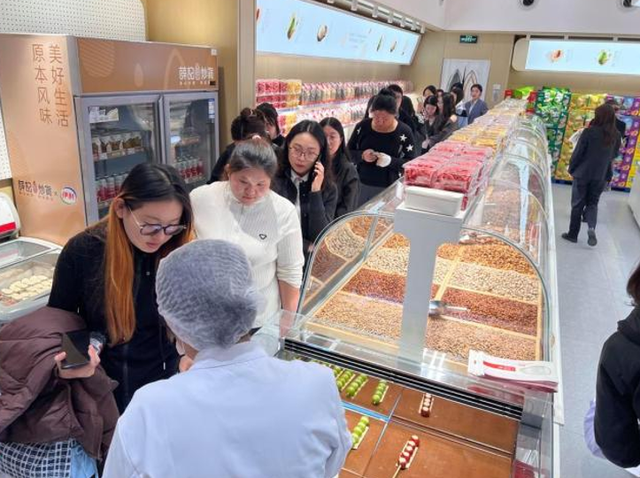 买一根要花40元天价，排队4小时限购2串！这个网红美食有多疯狂？