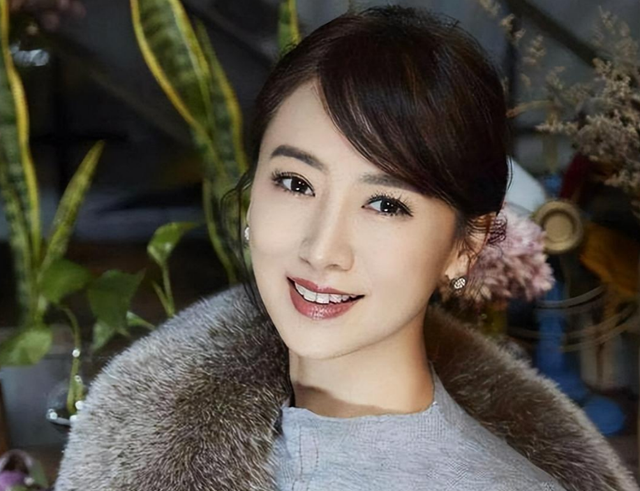 她出身清华大学，因拍三级片与父母决裂，如今再不让女儿进娱乐圈