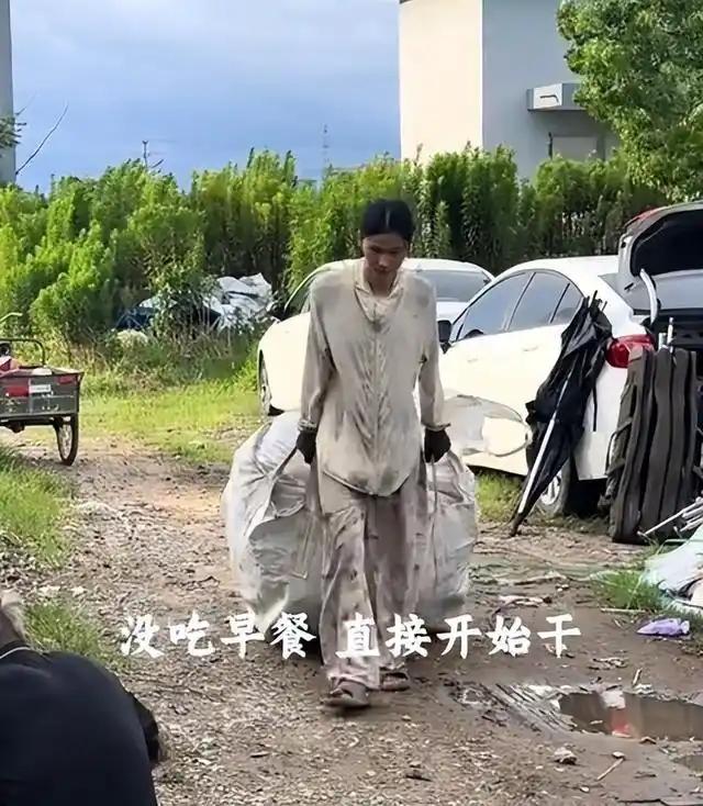 垃圾堆走出的超模！19岁女孩帮男友爸爸捡废品被挖掘，身高181cm