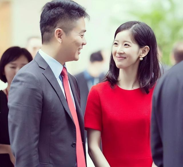 刘强东夫妇参加APEC峰会，女方穿四万外套气场十足，男方全程服侍