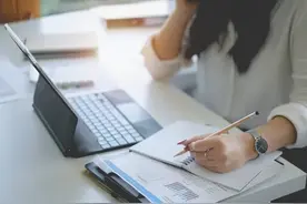 能接受你所有负面情绪的人，才是你人生中的底牌图片