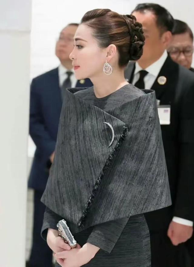 泰王冷对苏提达绝世美颜，航天城现场表情引热议！