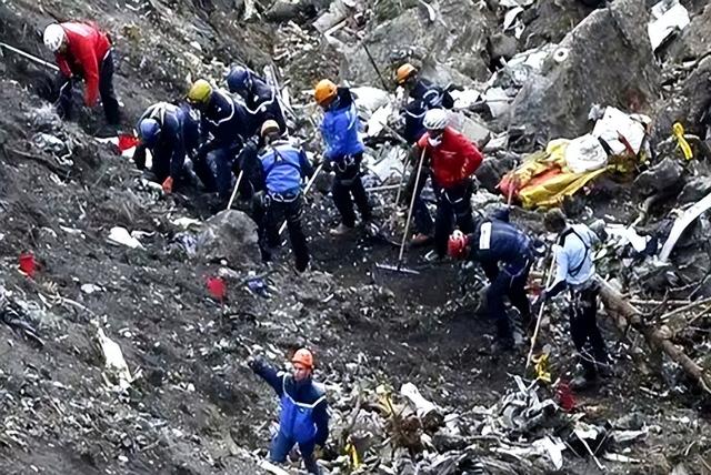 机长上厕所，副机长驾驶飞机直撞阿尔卑斯山，机上150人全部遇难