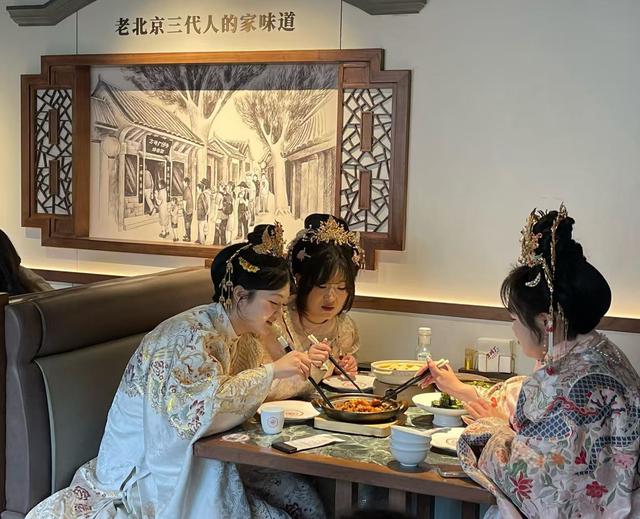 日坛公园旁，藏着一座“青松别院” 在锦鲤池边，吃老北京的漂亮饭