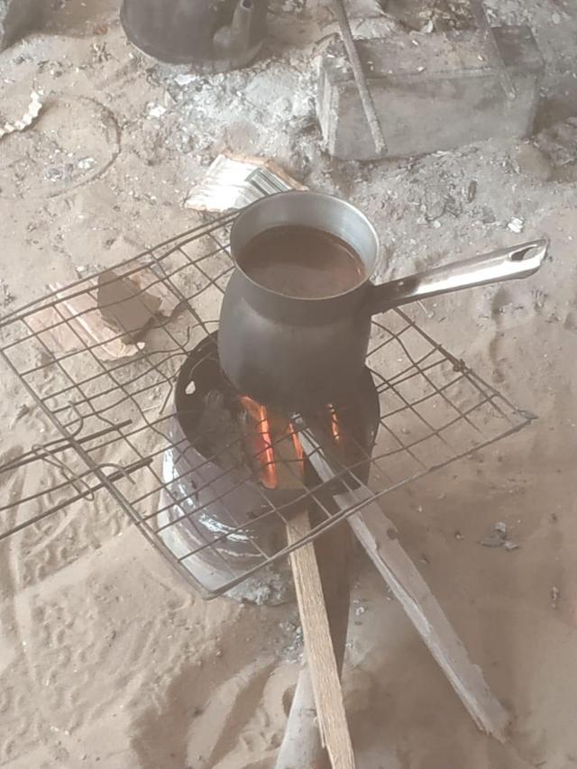 一个加沙家庭的循环日常：在枪声与废墟中，寻找食物与水