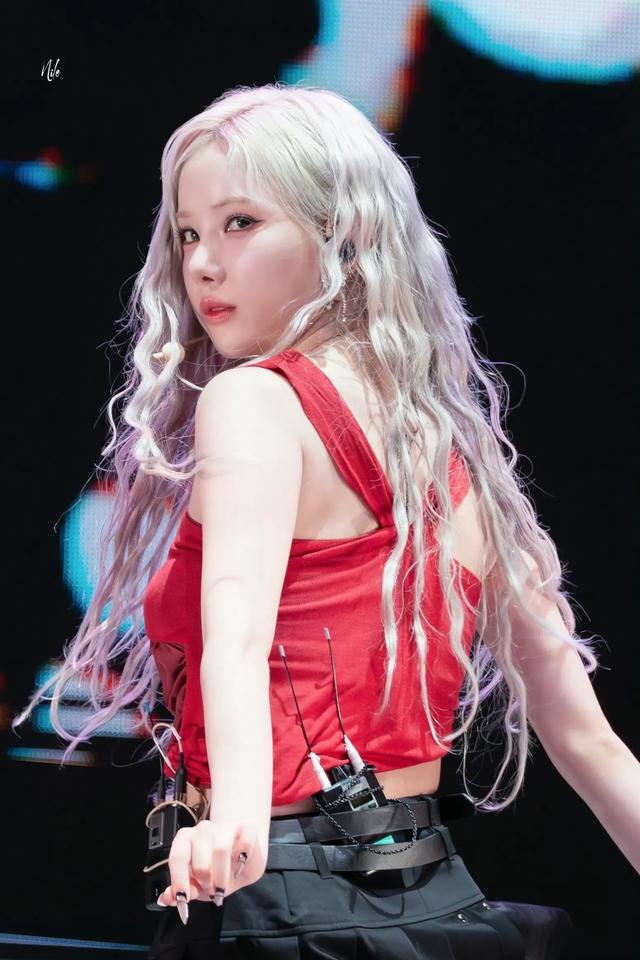 韩国女星丁恩妃大胆的肥腿字母黑色丝袜！个子矮也能这么诱惑吗？