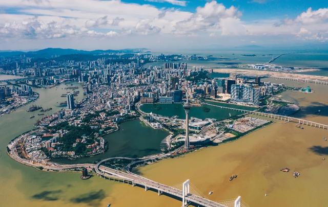 广东这座海滨城市，海水湛蓝、落日很美，来了就不想走