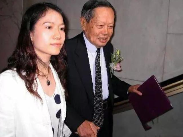 没想到	，杨振宁去世后，49岁妻子翁帆，竟因一个动作实现口碑暴涨