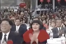 央视对她“盛宠不衰”，在春晚前排坐了20年，她到底什么来头图片