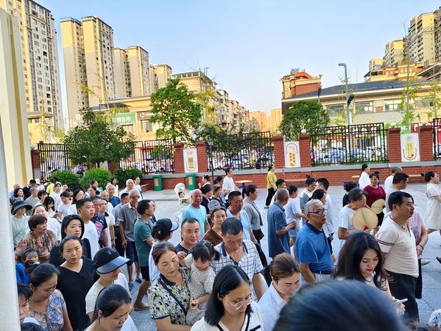人民日报都看不下去了，亲自下场评论：下班接娃，咋就这么难？