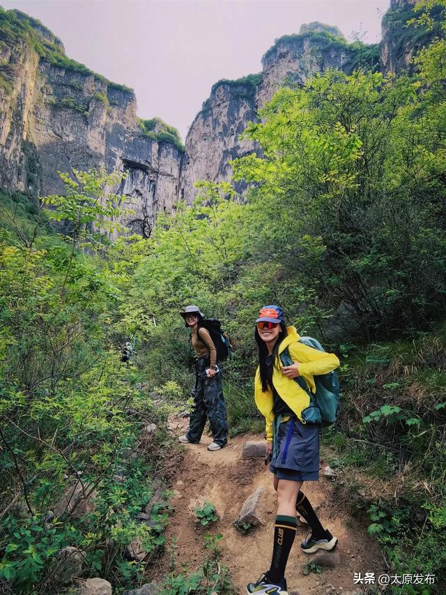 户外徒步登山 感受一城山色
