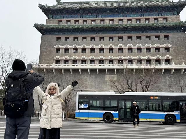 视点｜初雪降临前门步行街 白雪绘就京城冬韵