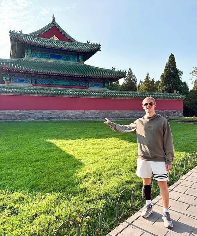 小勒布伦夺男单亚军后	，并没有马上回法国，想不到是去了这里玩