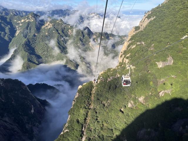 雨后华山云雾绕 奇险俊秀入“仙境”