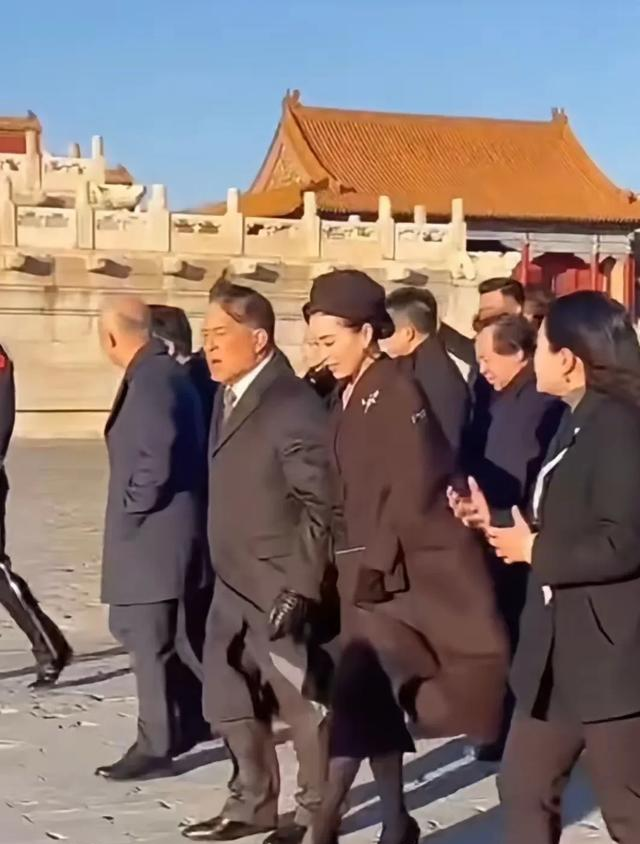 故宫最后一程，苏提达王后以标志性黑丝细跟，定格告别时刻的优雅