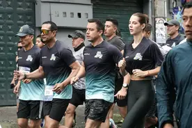 26岁厄瓜多尔第一夫人长跑，纯素颜也很美，卷起衣襟腹肌不能白练图片