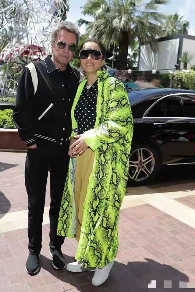 恩爱了6年，76岁的法国老公衰老萎缩，59岁的巩俐正绚烂如花