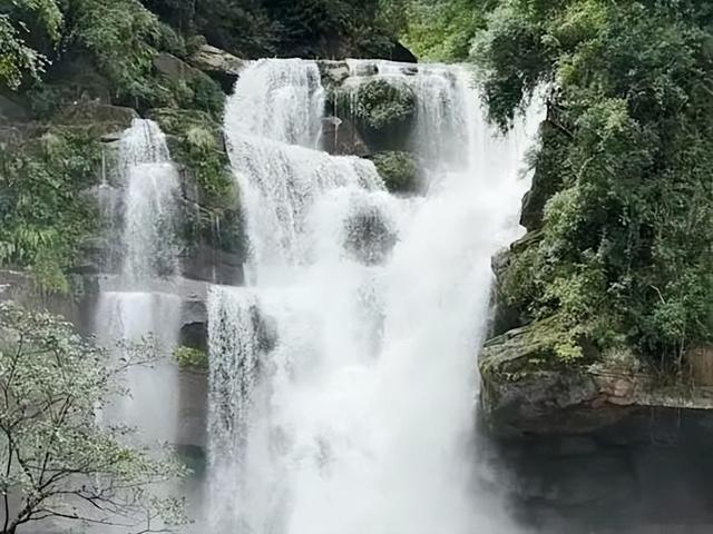 天台山流萤飞瀑，被写成了诗