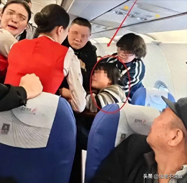 南航飞机群殴后续：警方回应：女子称绝不和解，央视等官媒发声