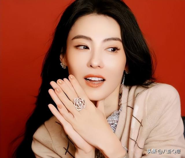 陪玩陪睡根本不够！认干爹、舔手指，背地里的阴暗让人想象不到