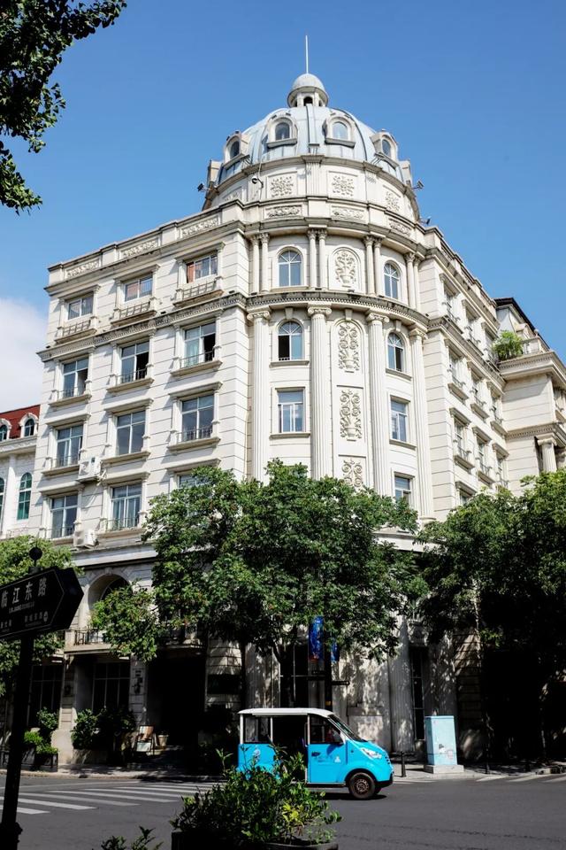 不走寻常路的国际化县城，关心一日三餐，更关心咖啡和汇率