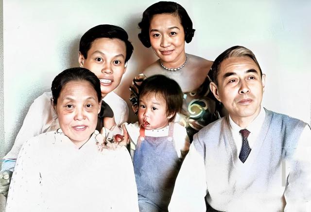 杨振宁家庭情况曝光：三个儿女无人继承物理学	，与翁帆关系也很好