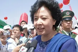 她是80年代最红主持人,曾获“抗洪英雄”称号,如今70岁怎么样了？图片