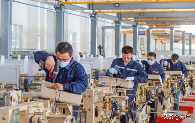 15美元旋钮卖4.7万！美军部长摊牌，议员忙套现，万亿军费被瓜分