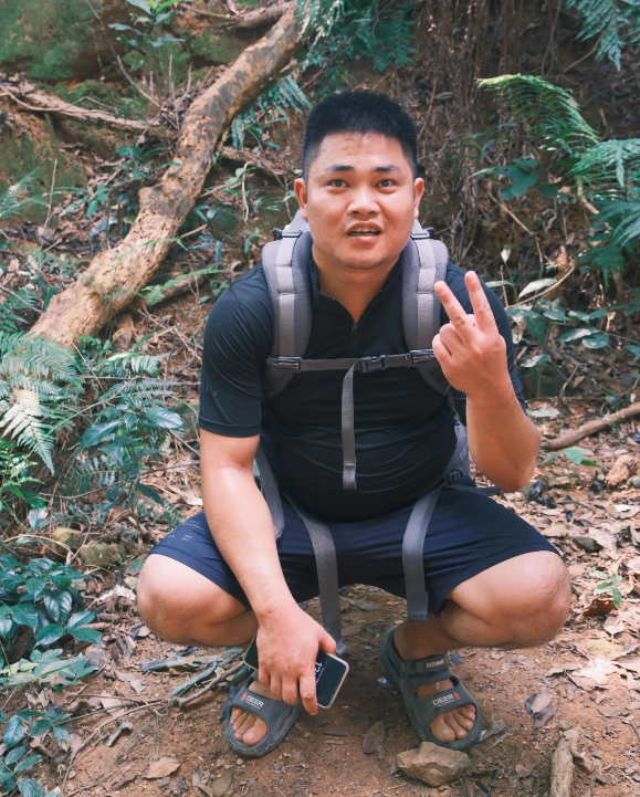 广东女子登山脚崴，被陌生小伙背40分钟下山，恶心的一幕出现了