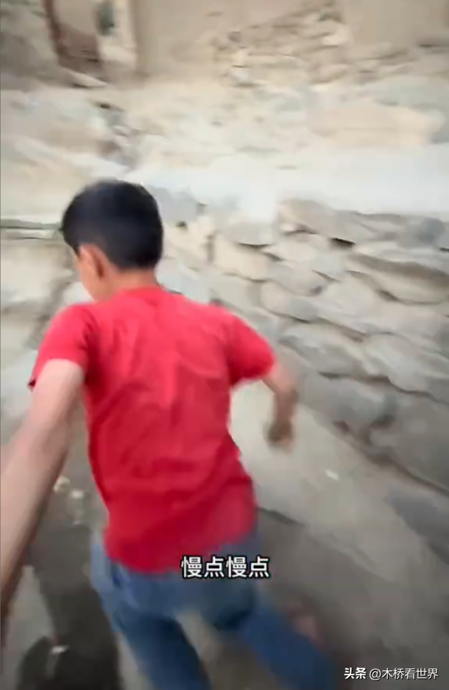 中国小伙游阿富汗，被贫民窟孩子扔石头砸中裆部，终靠塔利班脱困