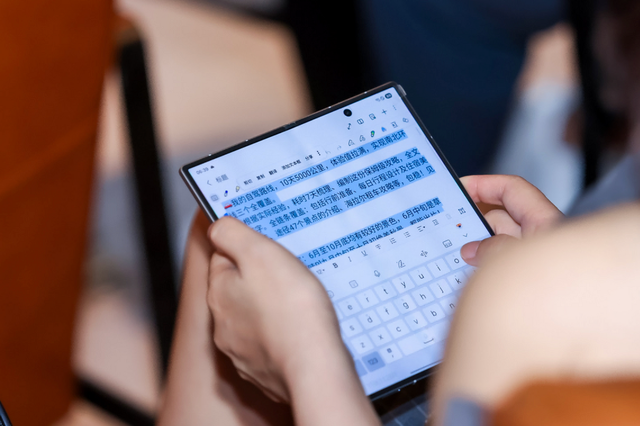 三星新一代Galaxy Z系列 开启折叠屏主动交互新时代