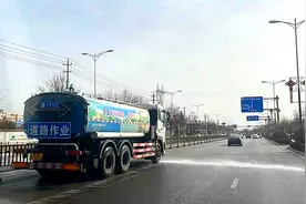 【百姓问事】洒水车雨天为何洒水？官方回应来了图片