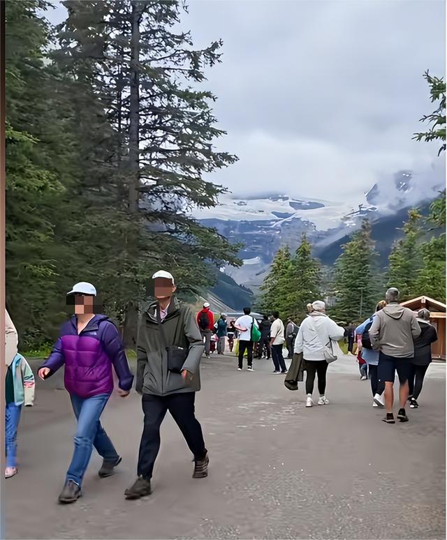 摊事了！央视主持人海外游，带妻女高调炫耀海外生活，被网友骂惨