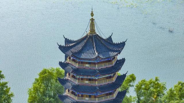 春色染东平，一韵一倾城