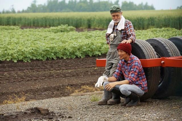 99年网吧通宵，邻座的女孩靠我肩上睡着了，呼吸都喷在我脖子上