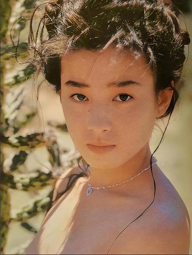 14岁被送上北野武的床，17岁拍写真，被操控半生50岁美貌再登热搜