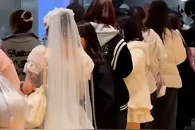 杀疯了！女孩挤爆上海喜茶，和“纸片人”老公领证？还盖钢印的！网友：比民政局人多图片